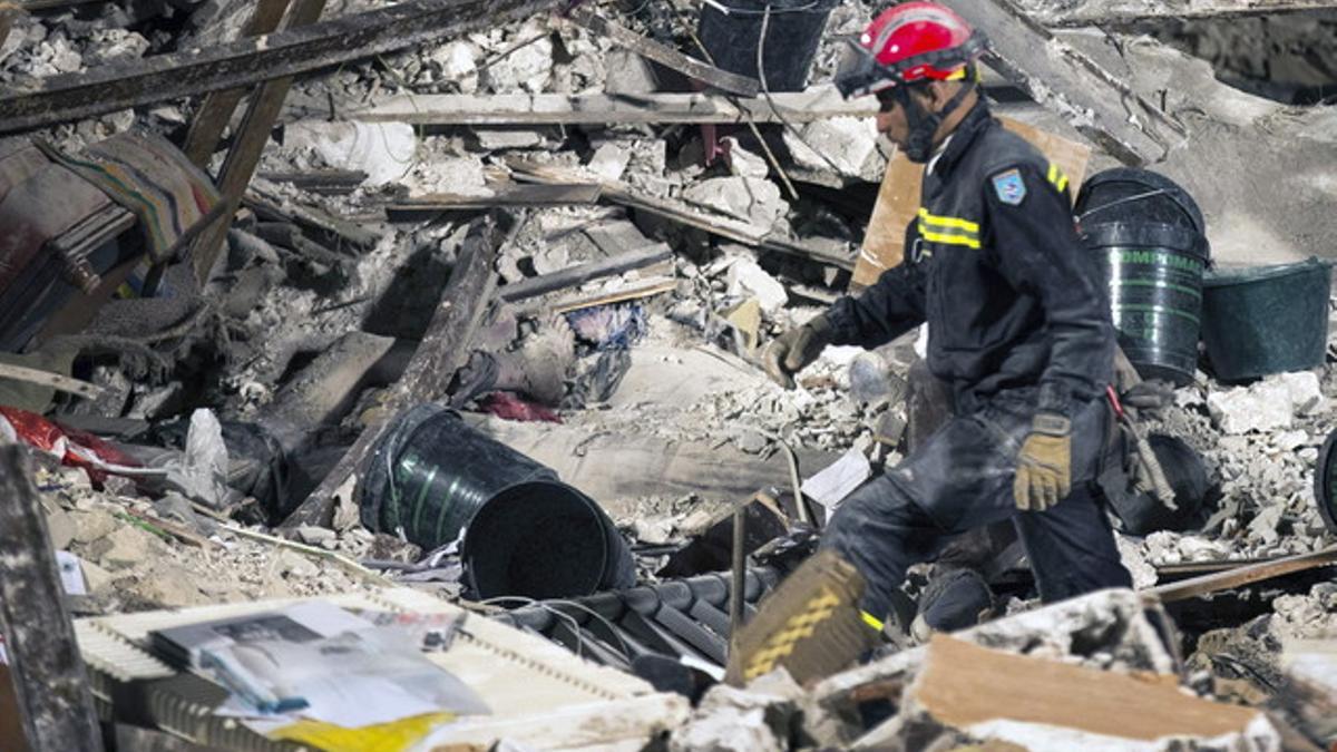 Ya son ocho los muertos en el derrumbe de un edificio cerca de París