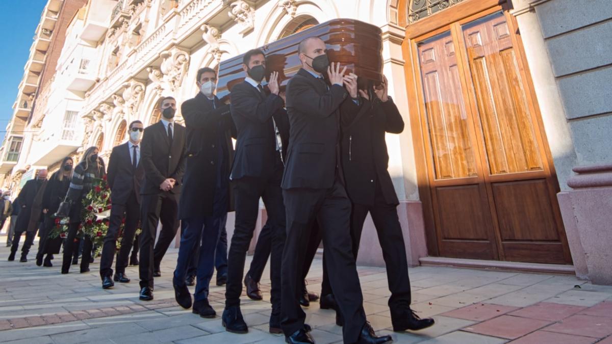 El cortejo fúnebre ha partido desde el Ayuntamiento hasta la iglesia de Nuestra Señora del Rosario