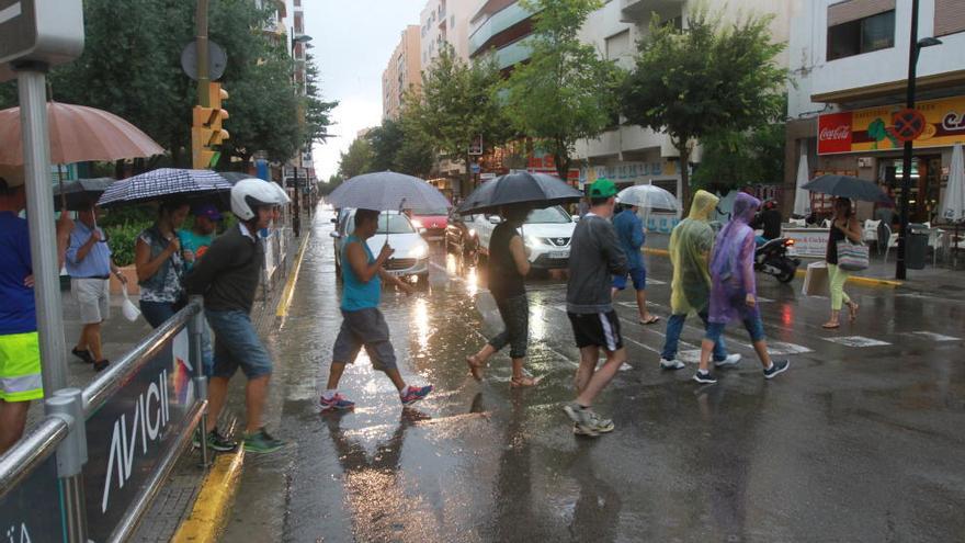 Peatones bajo la lluvia en Ibiza.