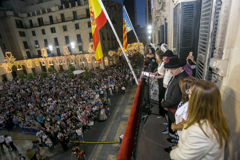 El pregón de las Hogueras 2019 da la bienvenida al Fuego a la ciudad de Alicante