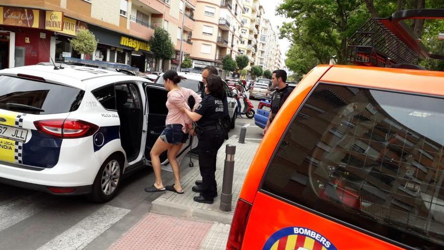 Una de las detenidas al ser introducidas en el coche de la Policía Local