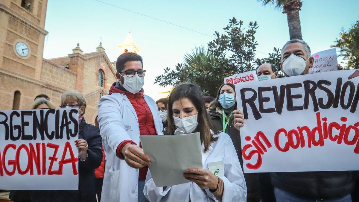 Concentración en el acceso al Ayuntamiento, en la plaza de la Constitución, que coincidió con el inicio del pleno del Ayuntamiento. | TONY SEVILLA