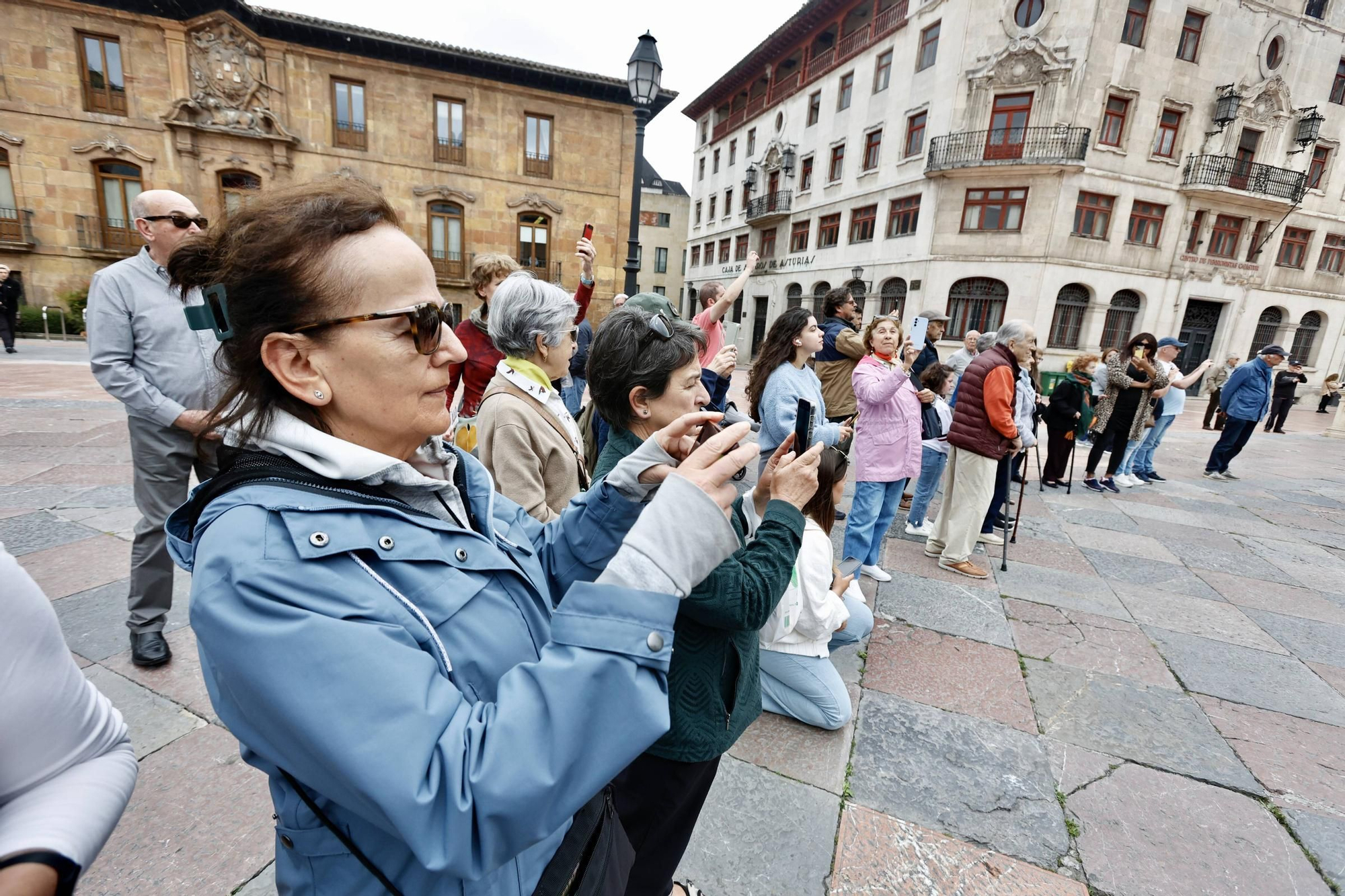 Cientos de brazos al aire junto a la Catedral de Oviedo para que la sidra sea patrimonio de la humanidad