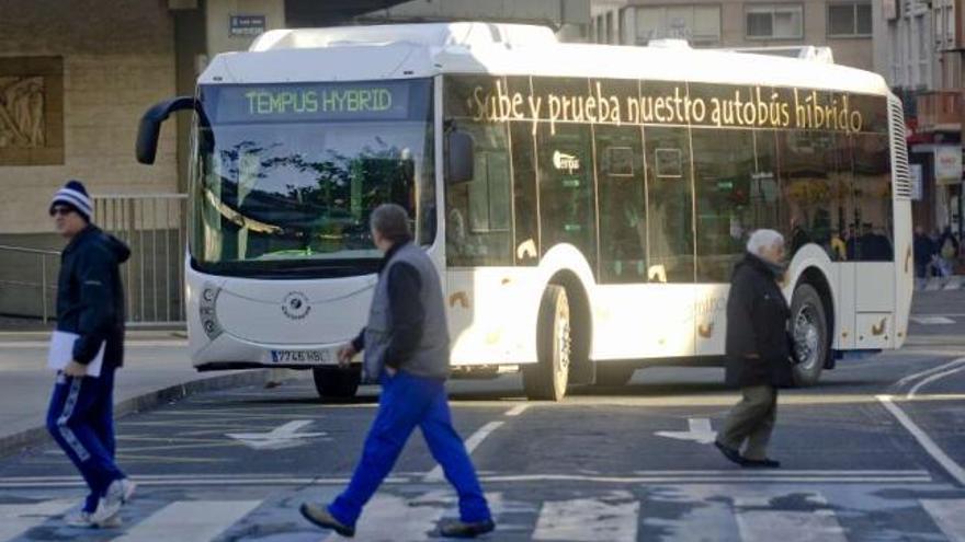 El autobús híbrido, ayer, en la plaza de Pontevedra. / fran martínez