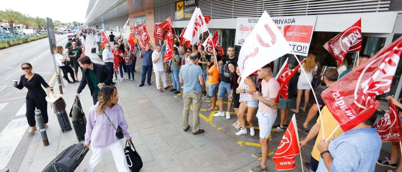 Concentración de los trabajadores de la seguridad privada en el aeropuerto. | VICENT MARÍ