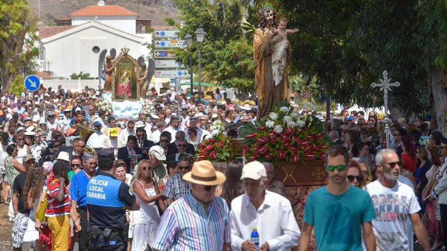 La imagen de San José y el retablo de Las Nieves durante la procesión, ayer.