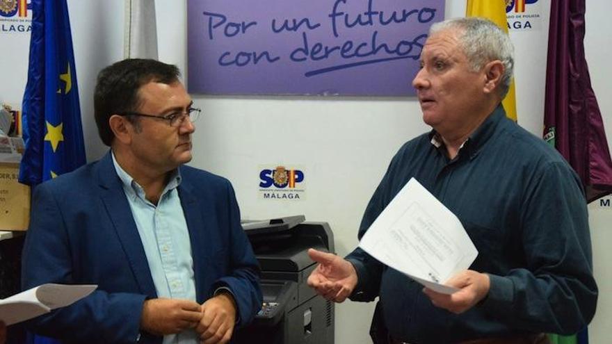 El diputado socialista Miguel Ángel Heredia y el secretario general del SUP, Manuel Expósito, ayer.