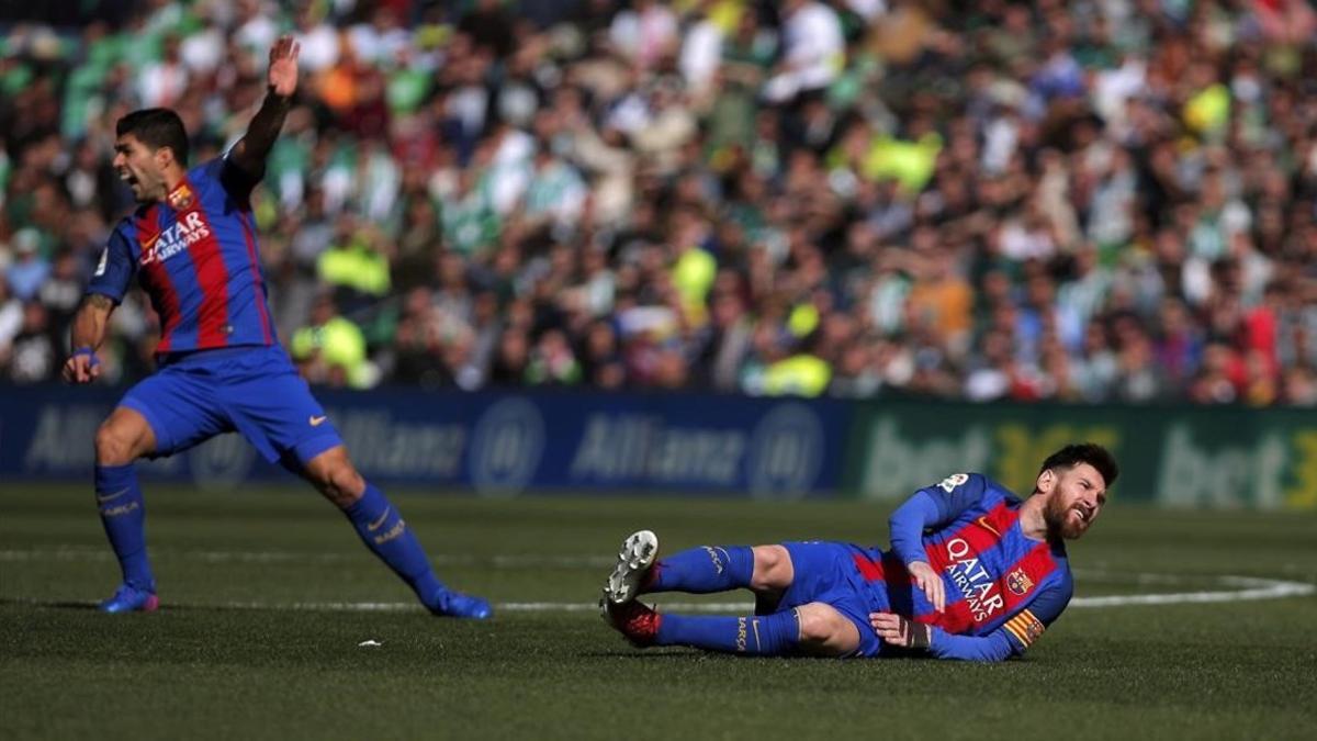 Luis Suárez y Messi se lamentan de una jugada en el Benito Villamarín.
