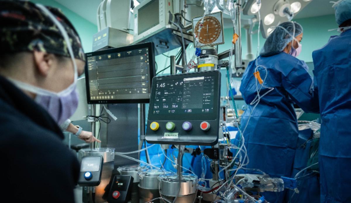 Personal sanitario en un quirófano del Hospital Universitario de La Candelaria.