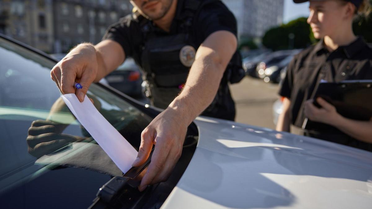 Un juez anula una multa de 200 euros a un coche que tenía la ITV caducada porque se le sancionó cuando estaba aparcado