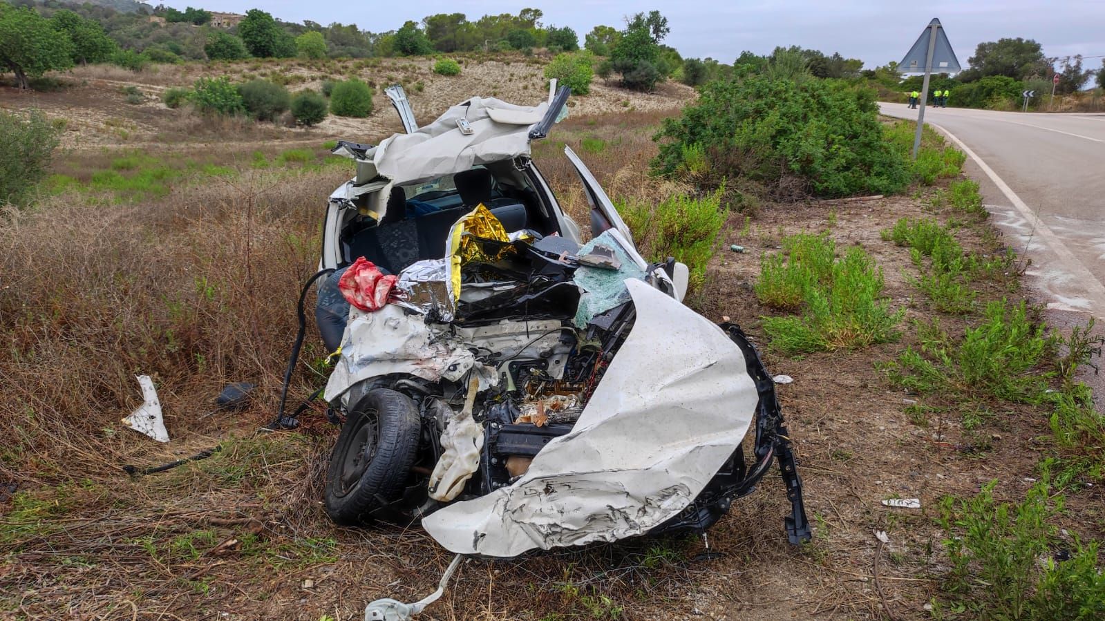 Accidente mortal: Dos jóvenes de 19 y 20 años mueren al chocar contra un camión en la carretera de Manacor