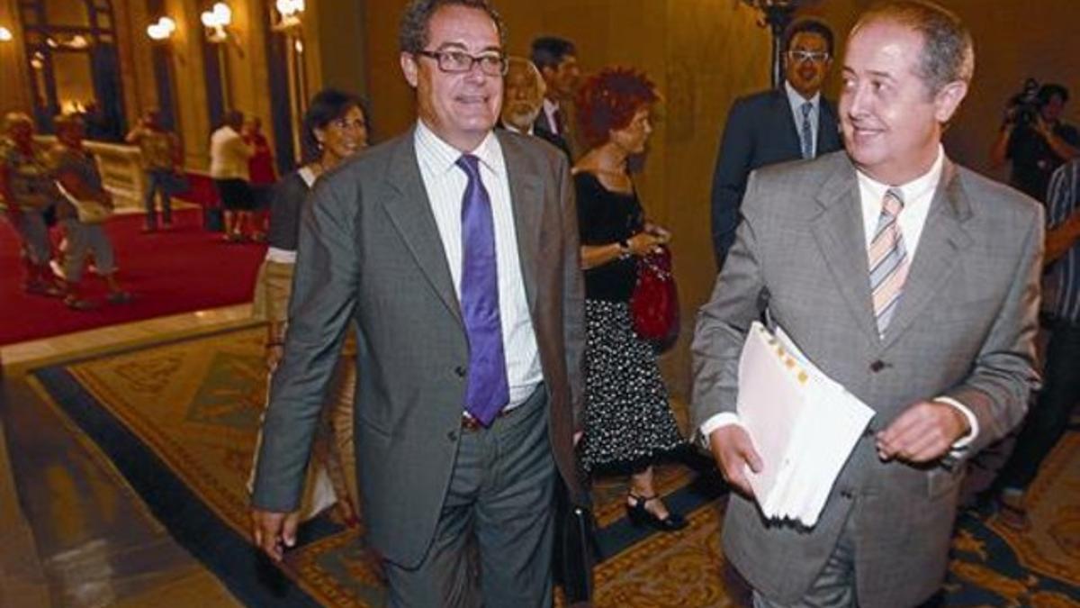 Los 'exconsellers' de CiU Pere Macias (izquierda) y Felip Puig se dirigen a la sala de comisiones para su comparecencia, ayer en el Parlament.