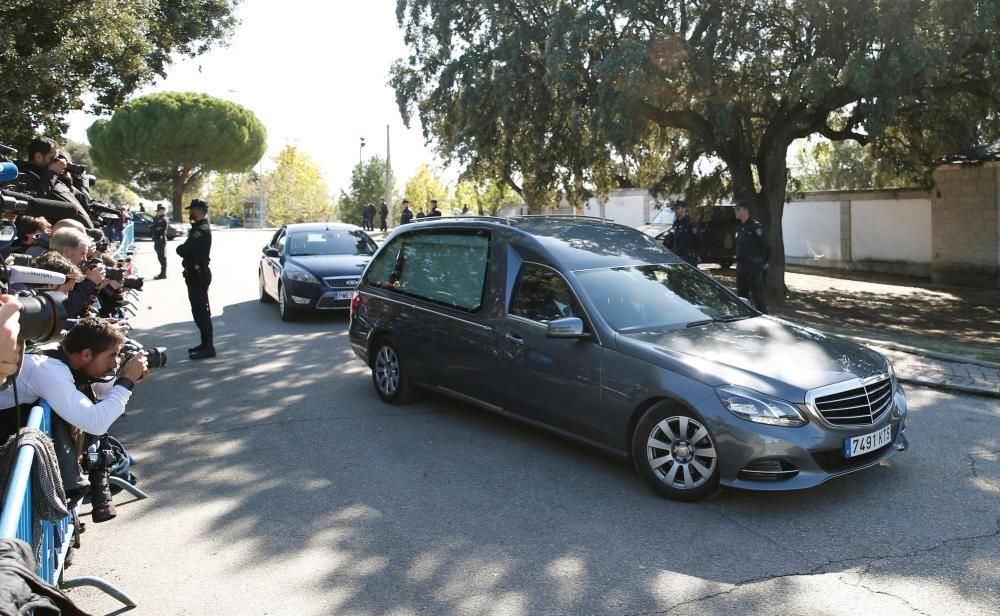 Los restos de Franco llegan al cementerio de El ...