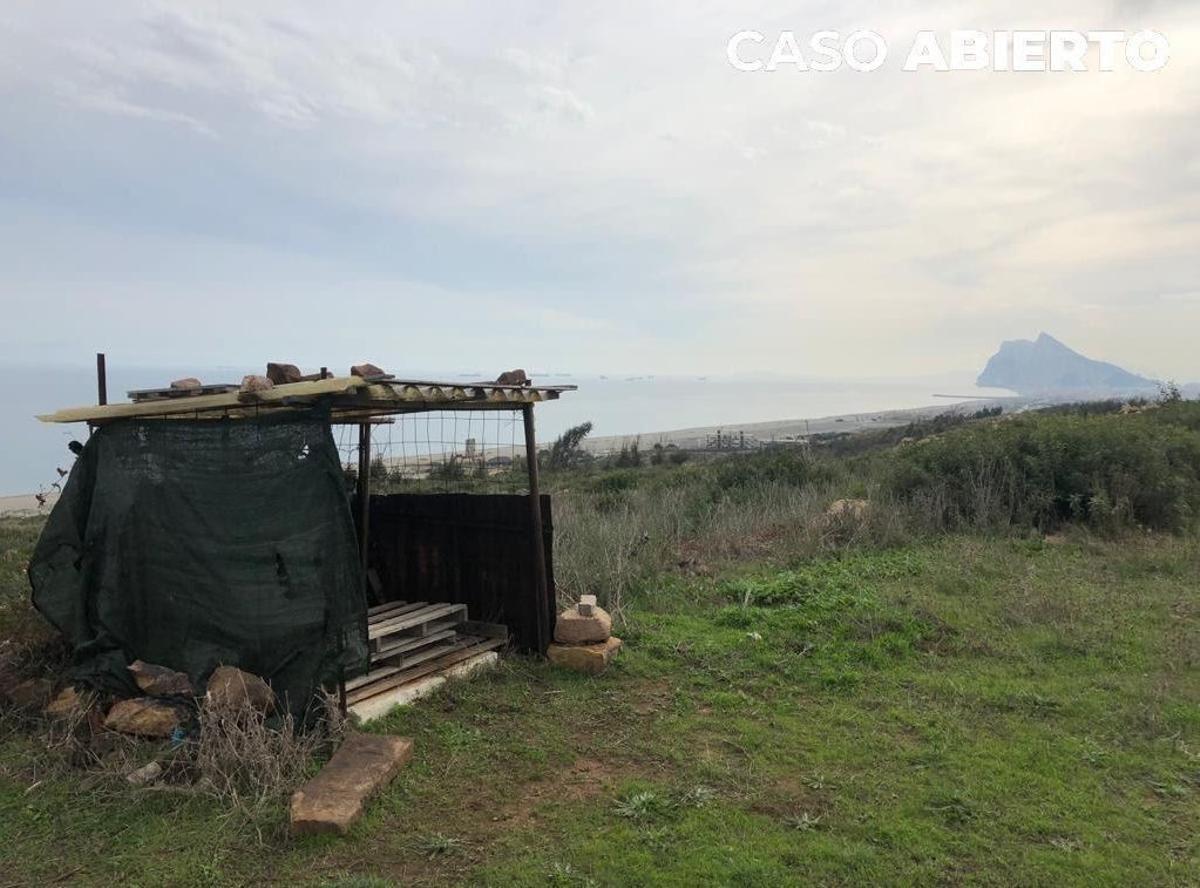 Uno de los lugares improvisados por los ‘pies negros’. Al fondo, el peñón de Gibraltar.