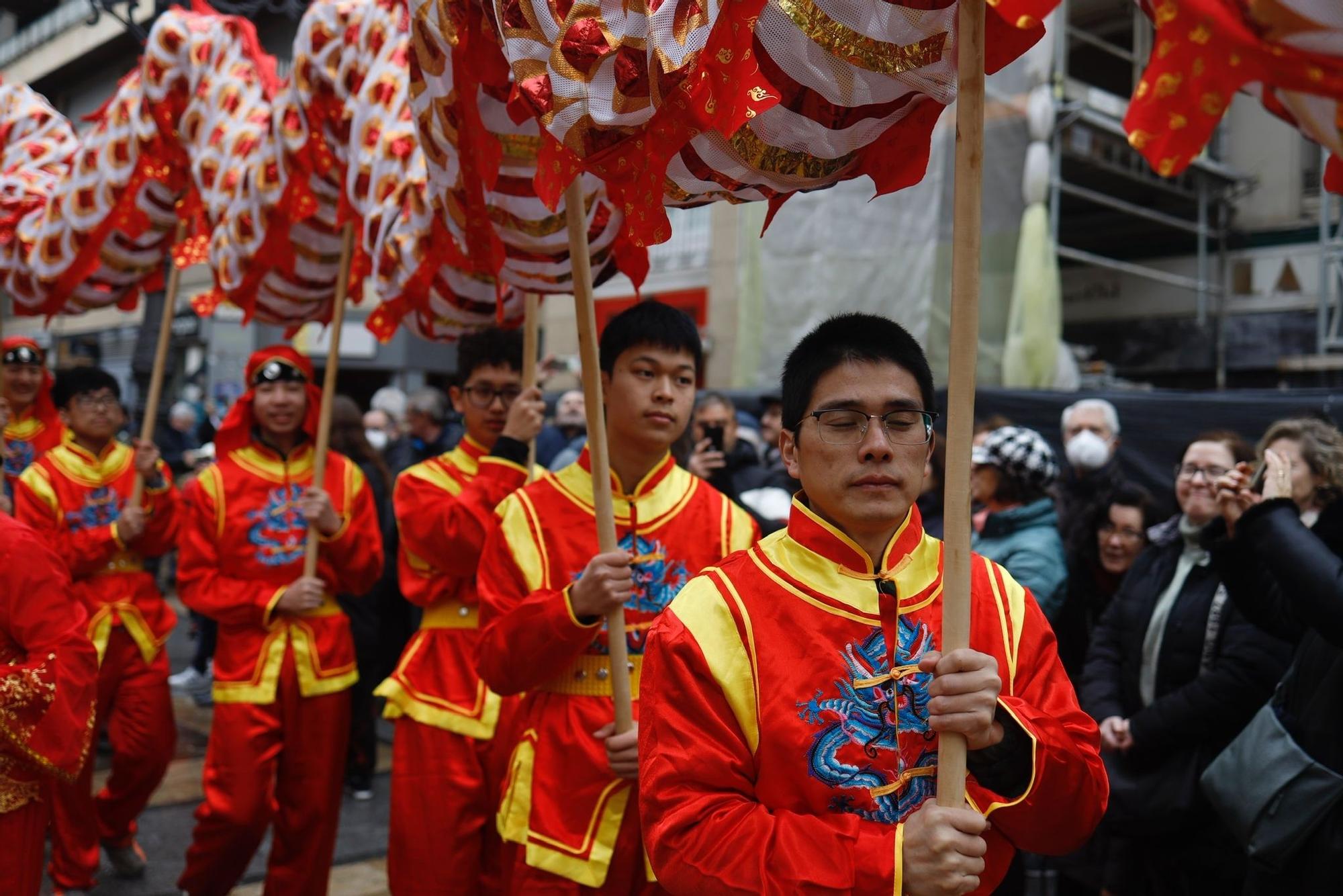 La comunidad china de Zaragoza desfila por el centro para celebrar el Año del conejo