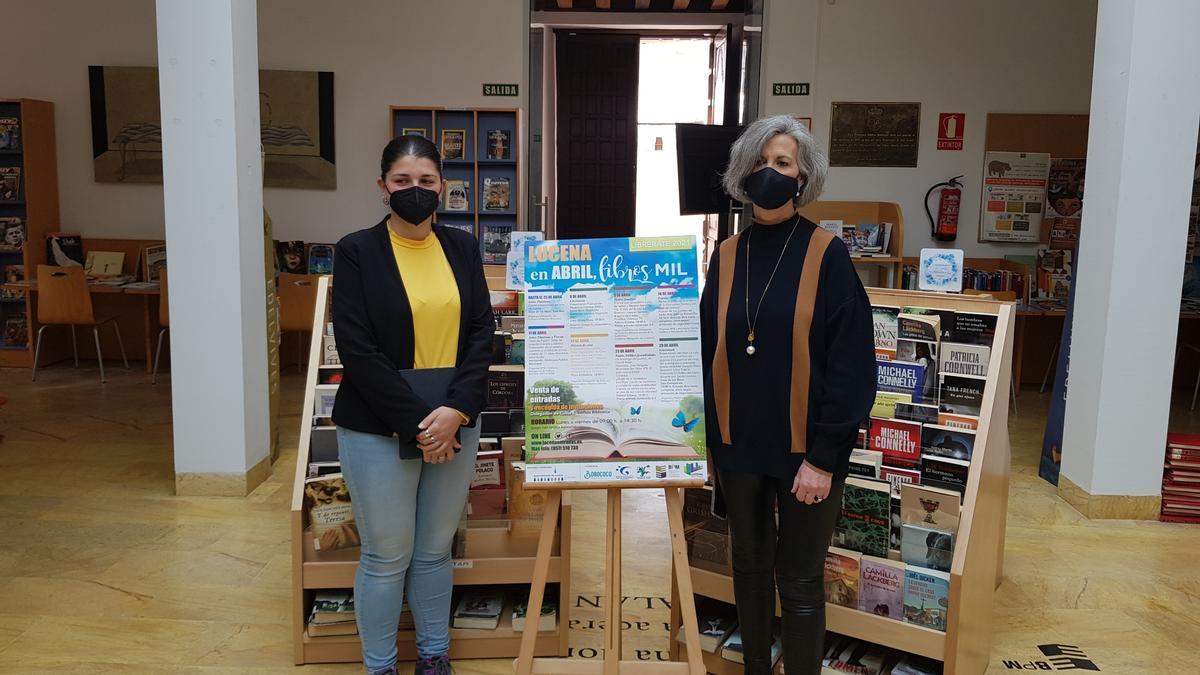 Teresa Ferrer y Mamen Beato, en la Biblioteca Municipal de Lucena.