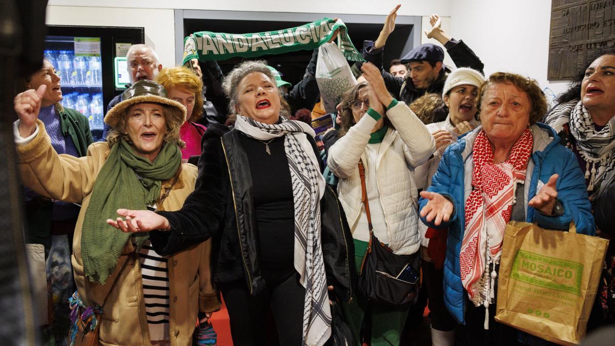 Agentes de la Policía Nacional han desalojadoa tres activistas feministas .