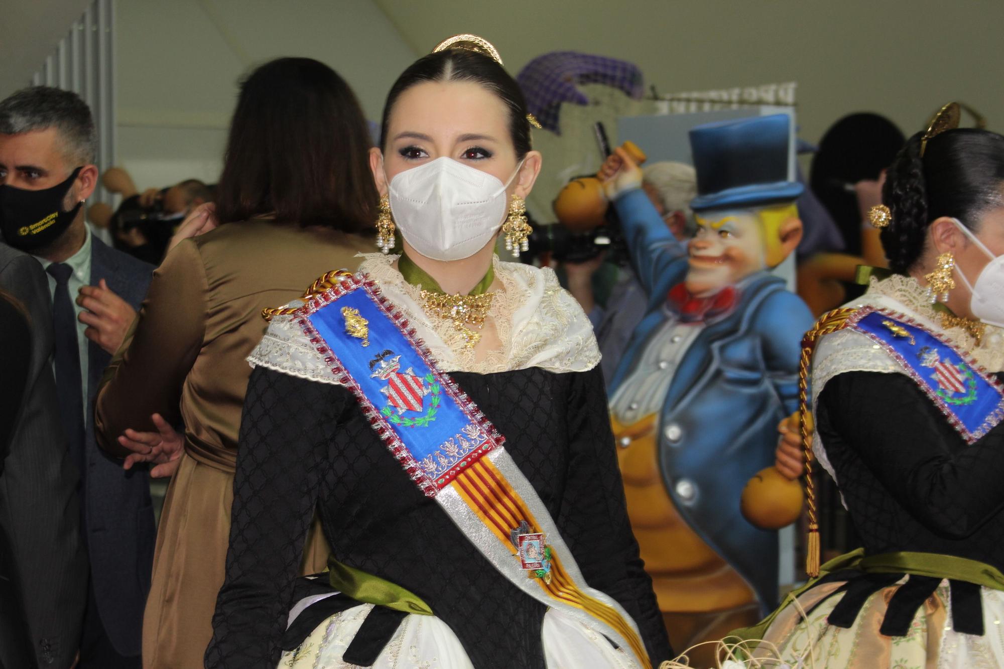 Jubones negros y ninots. Noche de estreno para la corte de las Fallas 2022