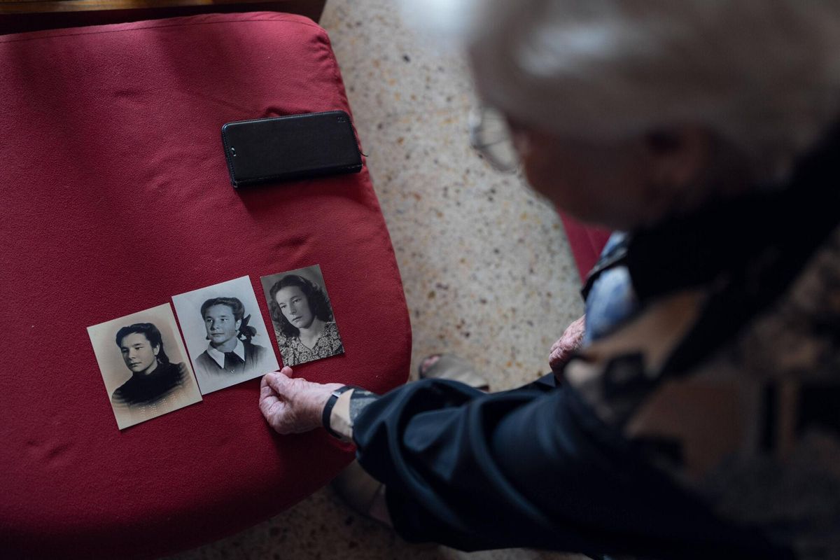 Vicenta Alcover, una de las conocidas “niñas de Rusia” evacuadas durante la Guerra Civil, en su casa del barrio de El Clot, en Barcelona.