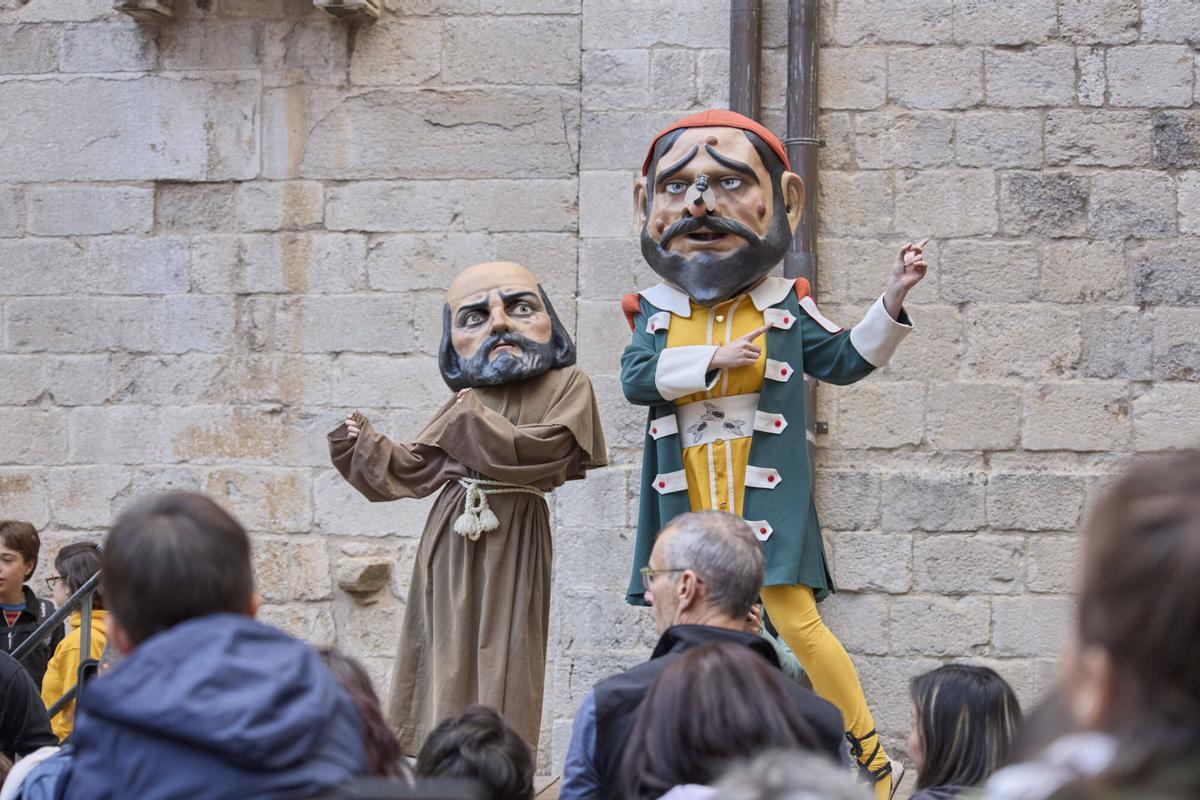 Les fotos de la passejada de capgrossos i gegants a la plaça de la catedral de Girona Les fotos de la passejada de capgrossos i gegants a la plaça de la catedral de Girona
