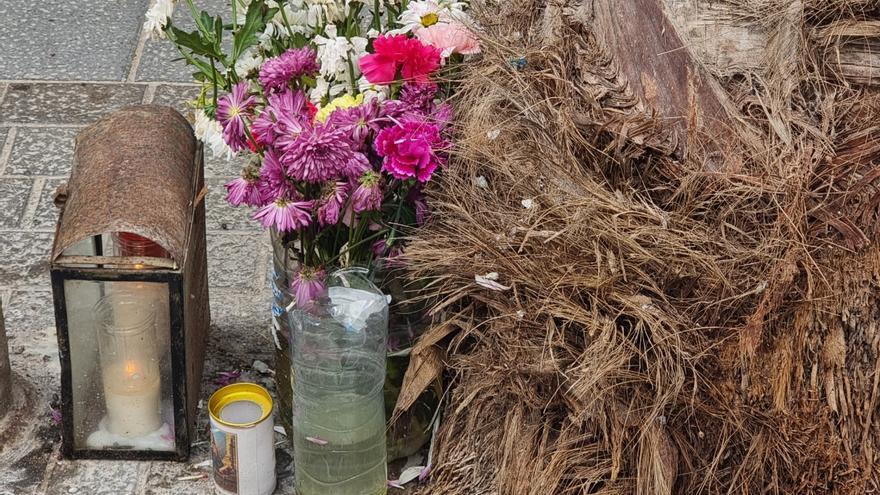Velas y flores en el lugar del obrero fallecido en Las Canteras