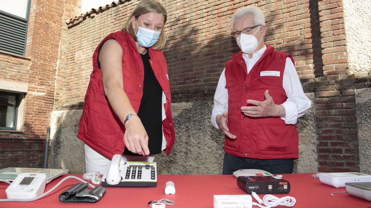 La consejera de Familia, Isabel Blanco y el presidente de Cruz Roja, José Varela, durante la presentación del marco de colaboración en materia de Teleasistencia Avanzada.