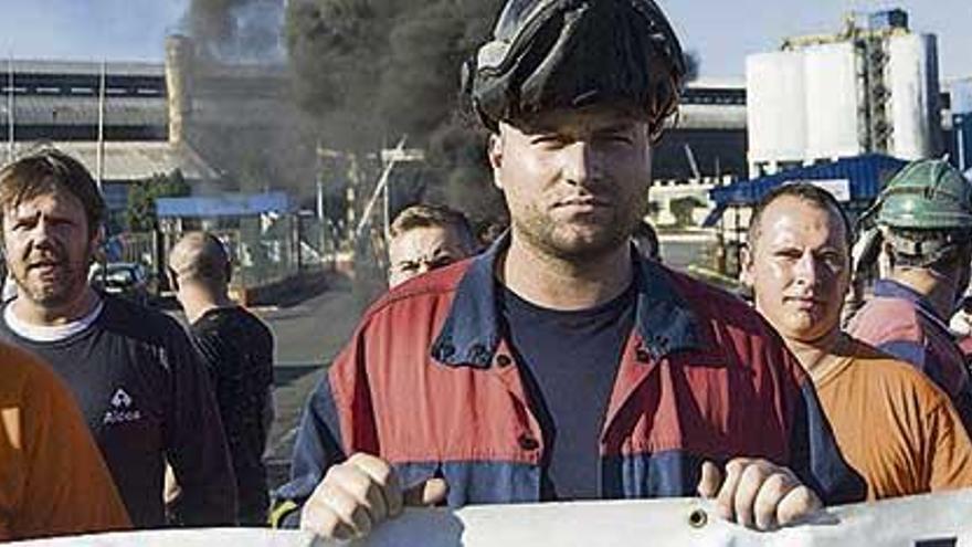 Trabajadores de Alcoa, en una concentración delante de la fábrica de aluminio de A Grela.