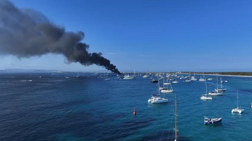 El yate de 30 metros incendiado en Formentera se hunde frente a Punta Pedrera