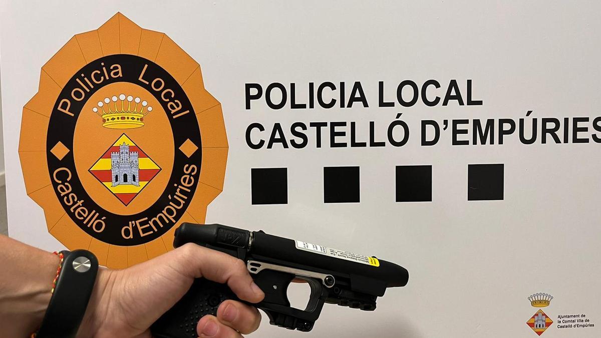 Un dels projectors d'esprai defensiu irritant en forma de pistola que ha comprat la Policia Local de Castelló d'Empúries. | ACN