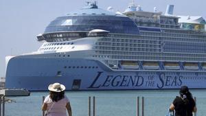 El ‘Legend of the Seas’, ahir a Màlaga. | ÁLEX ZEA / EUROPA PRESS