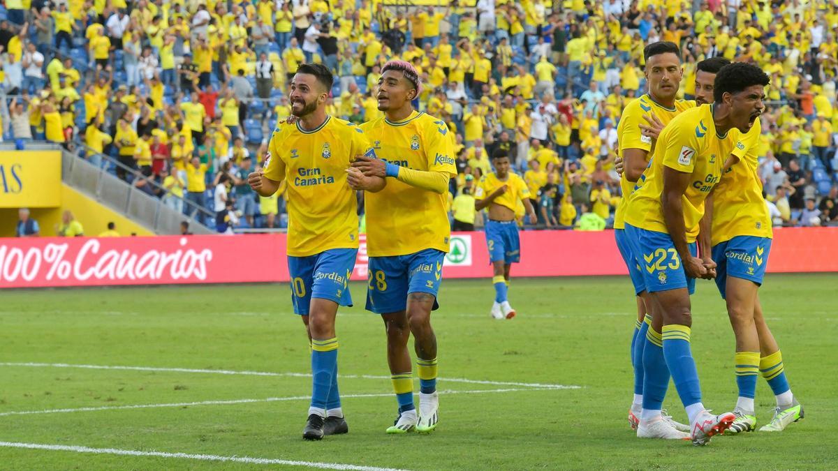 Kirian (i.), Araujo, Cristian Herrera, Javi Muñoz y Coco celebran el gol del tinerfeño al Granada.