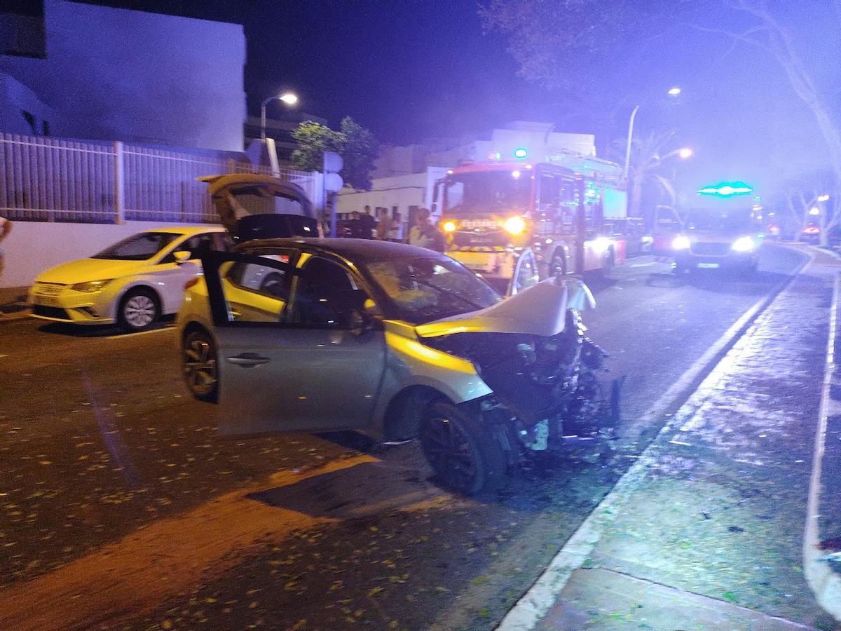 Un coche se estrella contra un árbol de la Rambla Medular de Arrecife en la madrugada de este viernes