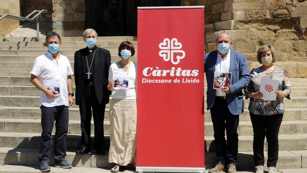 Els representants de les Càrites Diocesanes de la demarcació de Lleida i el bisbe Salvador Jiménez