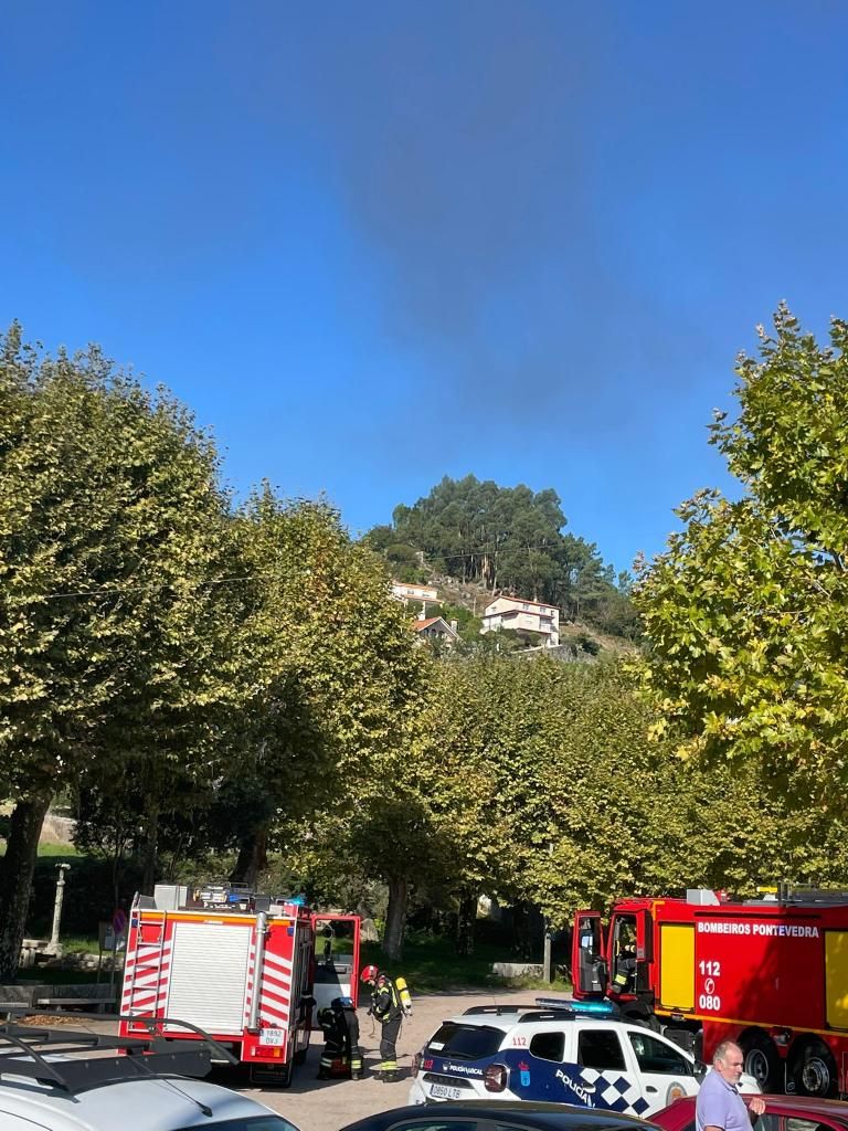 Una columna de humo se levanta en la ría de Vigo: arde una embarcación en San Adrián de Cobres