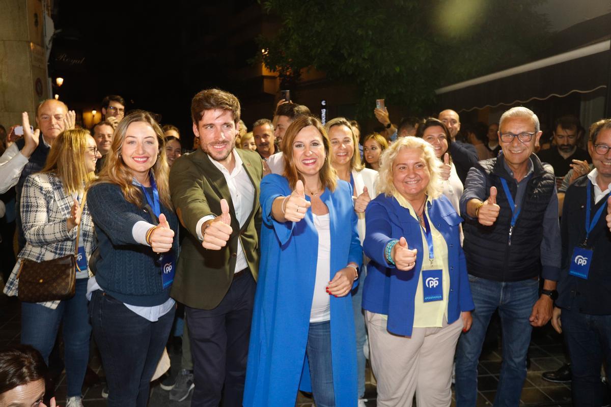 Catalá celebra su triunfo electoral con Gil, Caballero, Ferrer y Ballester, en primer plano.