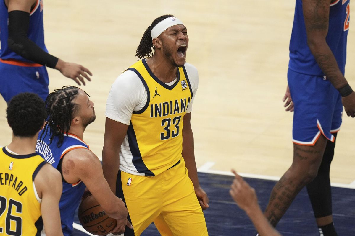 Indiana Pacers center Myles Turner (33) celebrates after a foul was called on the New York Knicks during the first half of Game 3 of the Eastern Conference finals of the NBA basketball playoffs Sunday, May 25, 2025, in Indianapolis. (AP Photo/Jeff Roberson) Associated Press/LaPresse. EDITORIAL USE ONLY/ONLY ITALY AND SPAIN