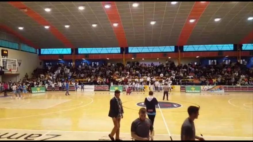 Lluvia de peluches en el partido del Innova Chef celebrado en el pabellón Ángel Nieto