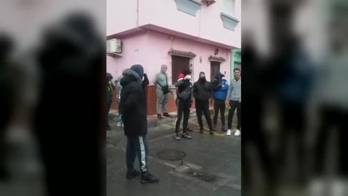 Jóvenes de La Línea de la Concepción tratan de impedir la llegada de un convoy de ancianos a una residencia