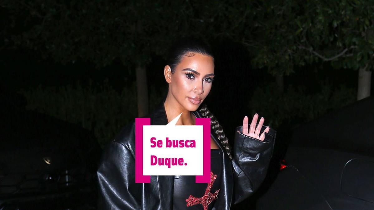 Kim Kardashian saludando