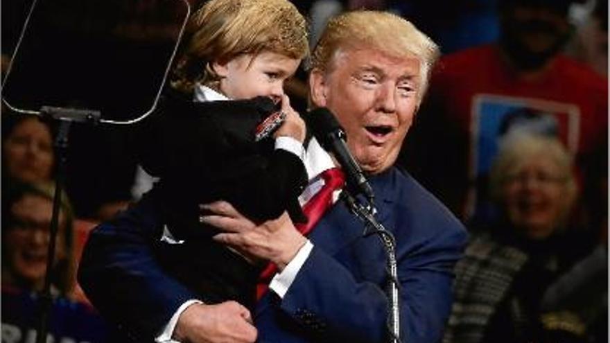 Trump agafa un nen en braços al final del seu míting a Pennsilvània.