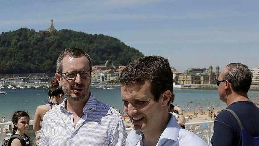 Casado, con el vicesecretario del PP Javier Maroto (a su derecha).