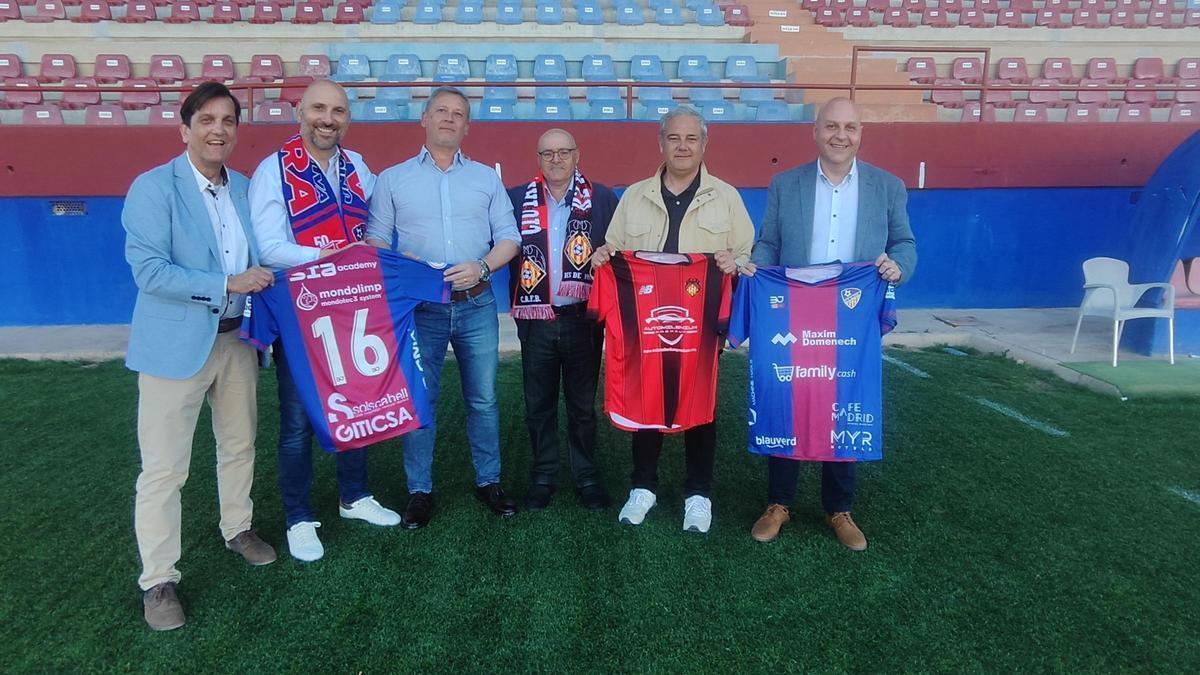 Los directivos de los dos clubes junto al alcalde y el concejal de Deportes, este miércoles, en el Luis Suñer, al presentar el acuerdo de fusión.