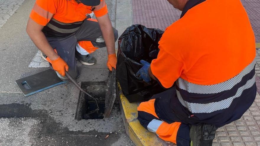 Cullera blinda sus imbornales ante un otoño que amenaza con lluvias intensas