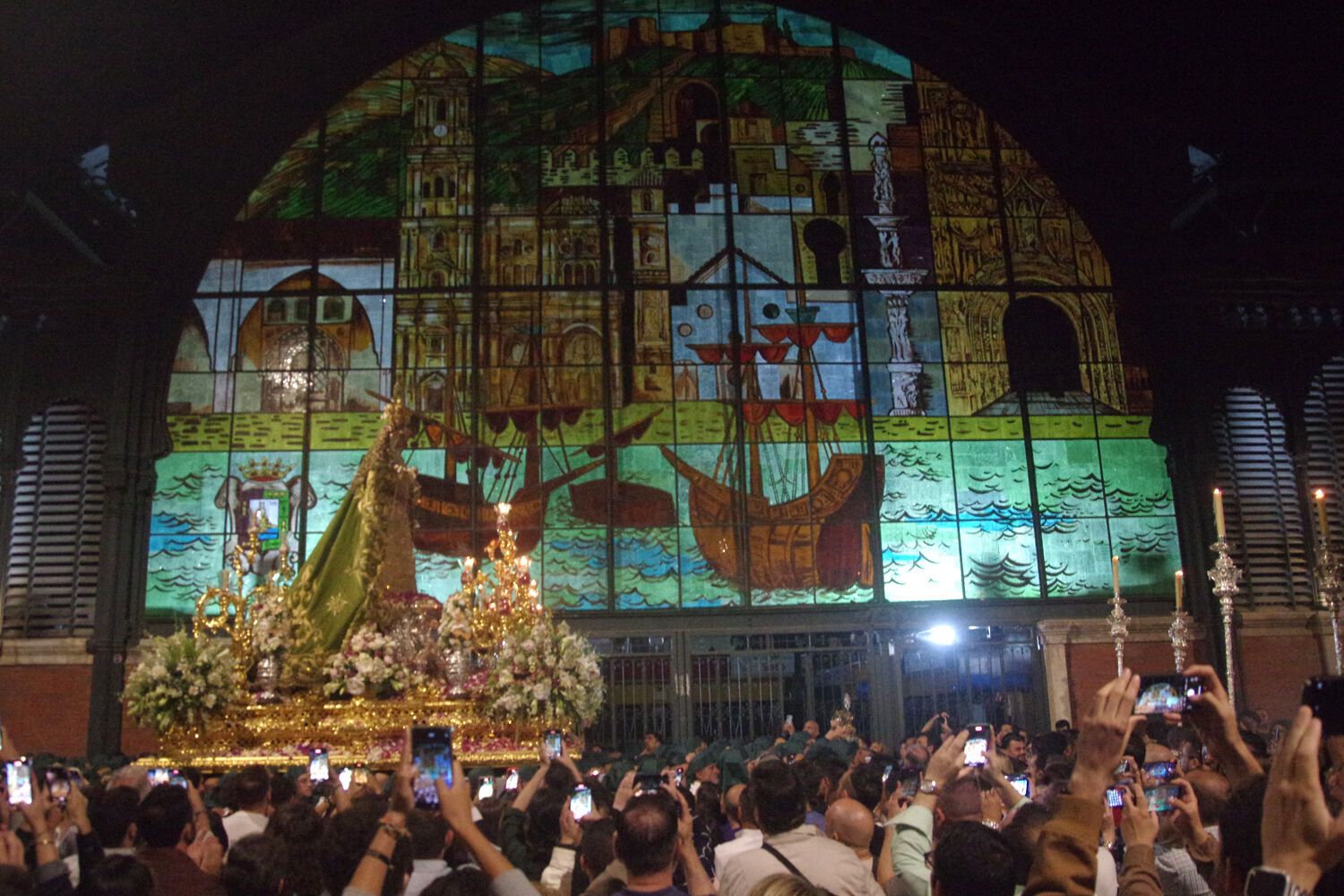 Procesión triunfal de regreso de la Virgen de la Esperanza a su basílica tras su peregrinación a Roma