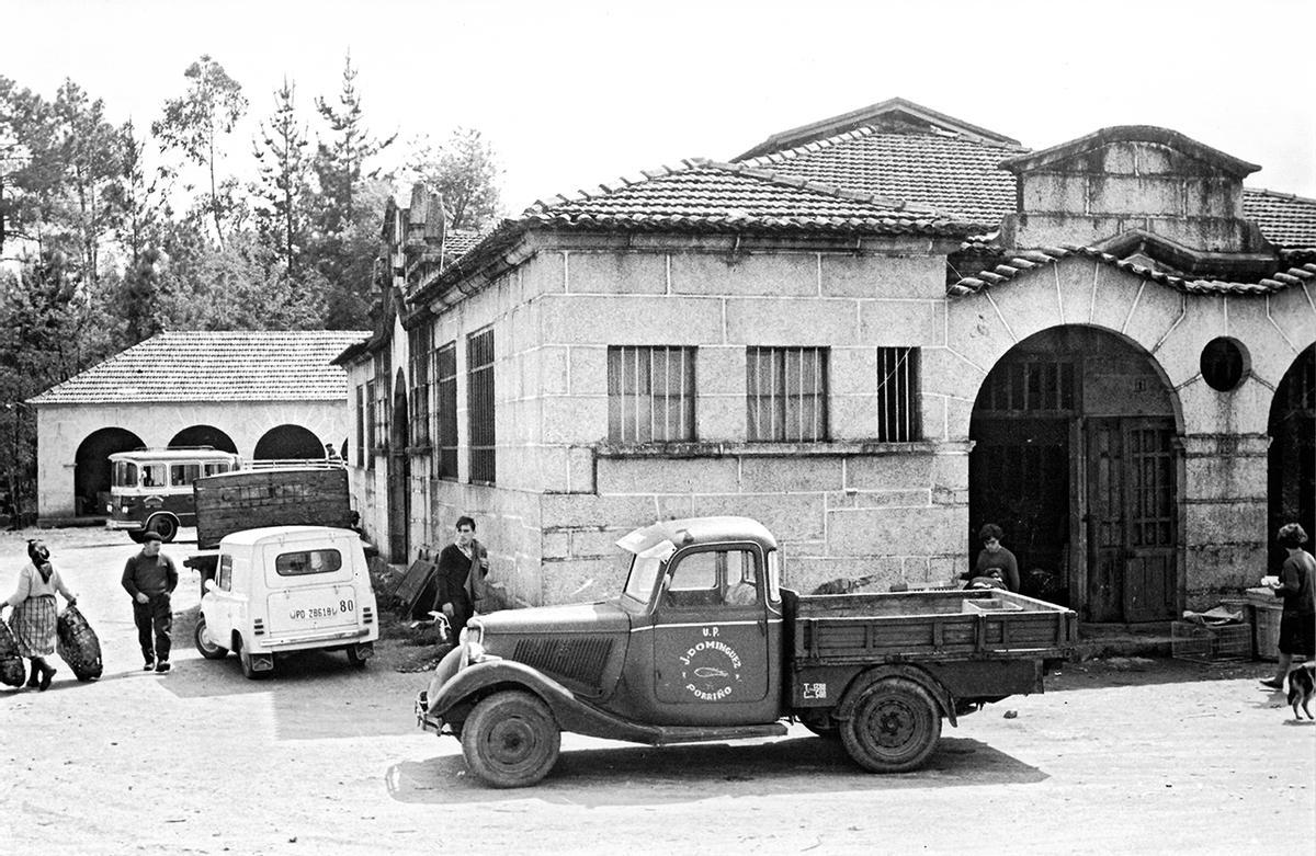 Fotografía da Praza de Abastos de Salceda na década de 1960. Arquivo do Concello de Salceda de Caselas.