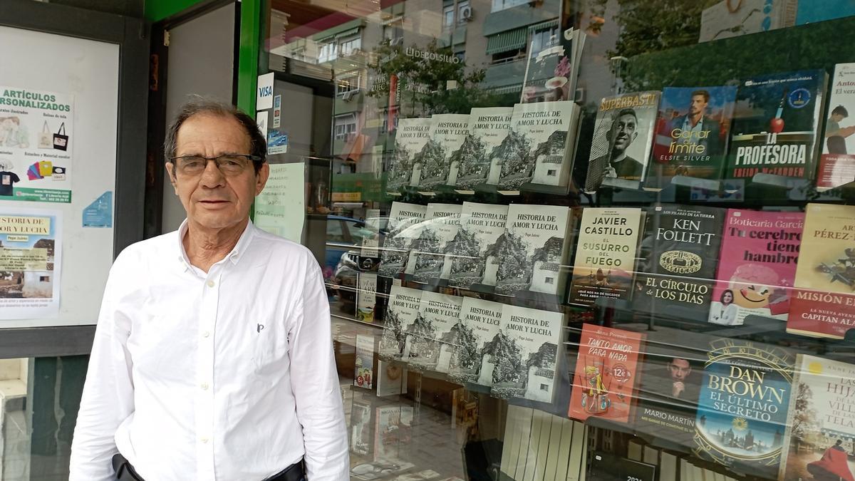 Pepe Juárez, con ejemplares de su novela en el escaparate de la librería Arjé, que abrió en El Palo en 1980.