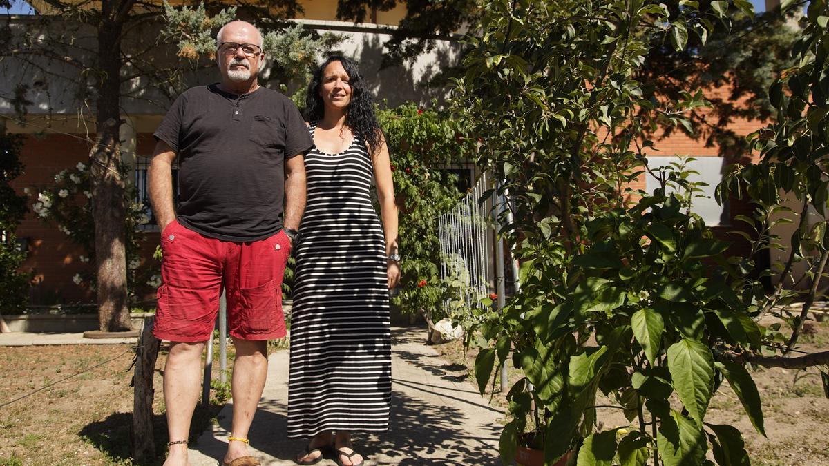 Bárbara y José Luis en el jardín de su casa en Muga de Sayago