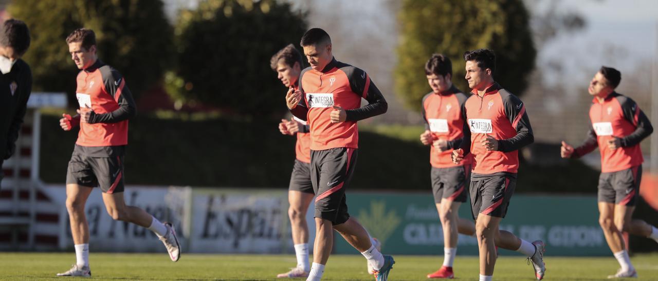 La plantilla del Sporting durante un entrenamiento en Mareo