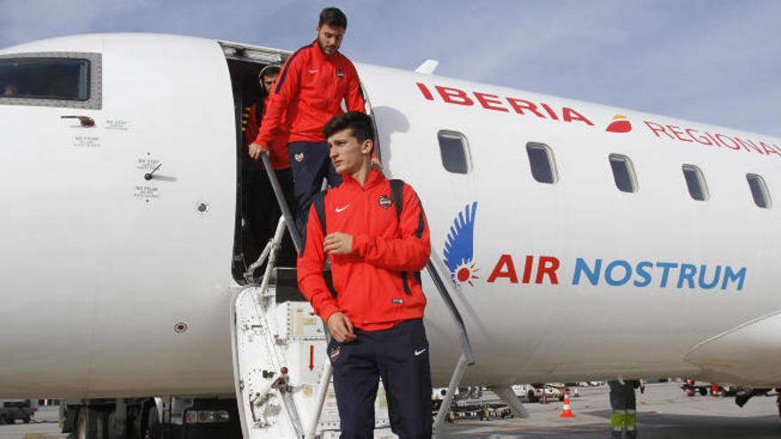 Pepelu y Álvaro Traver, saliendo del chárter oficial