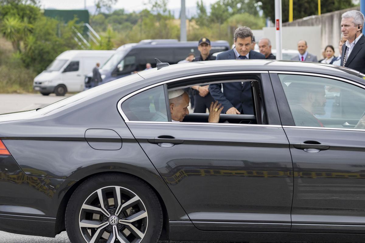El papa León XIV a su llegada este miércolesa la prisión de Brians 1